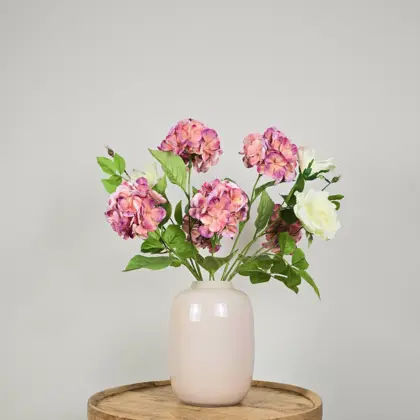 Zijden boeket met roze horentsia's en witte rozen in witte vaas