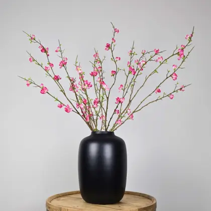 Zijden boeket met chique roze bloesemtakken, elegante kunstbloemen voor luxe interieurdecoratie