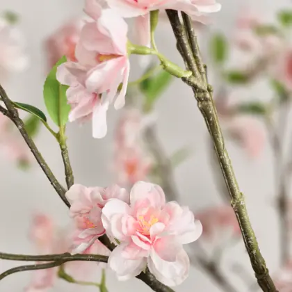 lichtroze-perzikroze zijden bloemen aan bloesemtak