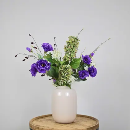 Zijden boeket met paarse eustoma bloemen en groene hortensia in witte vaas, kunstbloemen voor elegante interieurdecoratie