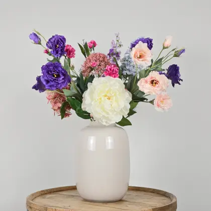 Zijden boeket met witte roos en roze en paarse kunstbloemen in witte vaas