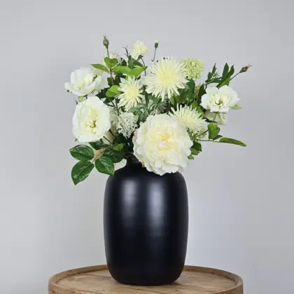 Zijden boeket met luxe witte kunstbloemen in zwarte vaas