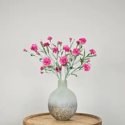 Zijden boeket met roze anjerbloemen in grijze vaas