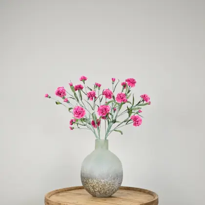 Zijden boeket met roze anjerbloemen in grijze vaas