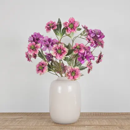 Zijden boeket met roze en paarse kunstbloemen met gouden accenten in witte vaas