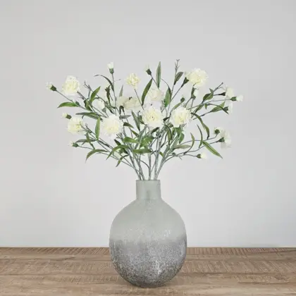 Zijden boeket met witte kunstbloemen in grijze vaas