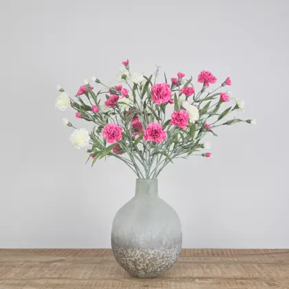 Zijden boeket met witte en roze bloemen in grijze vaas