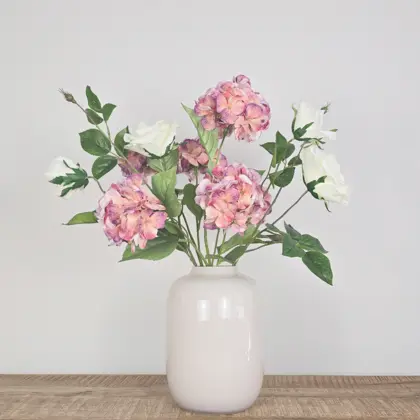 Zijden boeket met roze horentsia's en witte rozen in witte vaas