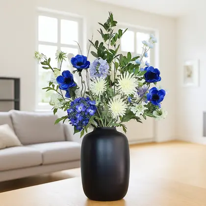 Luxe zijden boeket met witte en blauwe bloemen in zwarte vaas
