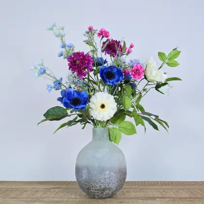 Zijden boeket met blauwe, paarse en witte bloemen