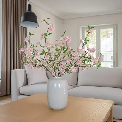 Roze zijden bloesemboeket in woonkamer