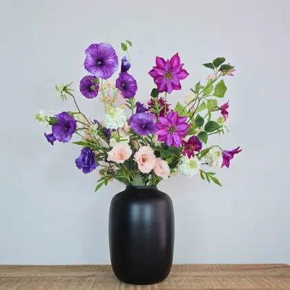 Zijden boeket met roze en paarse kunstbloemen