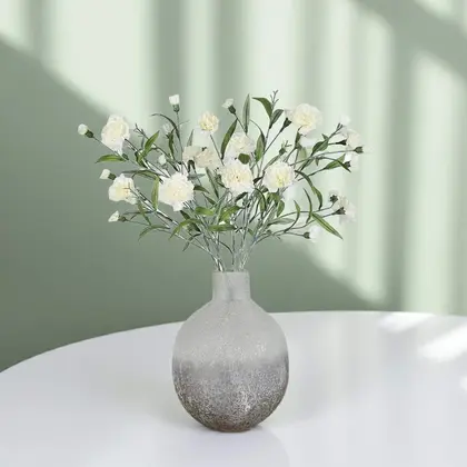 Zijden boeket met witte bloemen in grijze vaas