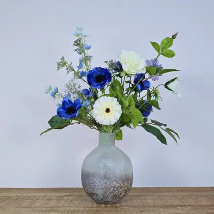 Zijden boeket met blauwe en witte bloemen