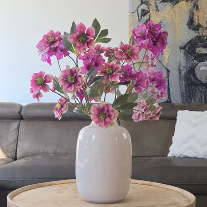 Zijden boeket met roze en paarse kunstbloemen met gouden accenten in witte vaas