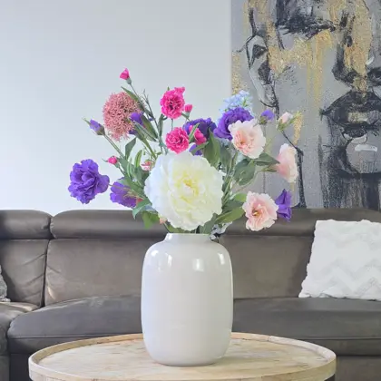 Zijden boeket met witte roos en roze en paarse kunstbloemen in witte vaas
