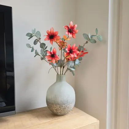 Zijden boeket eucalyptustakken en oranjebruine kunstbloemen