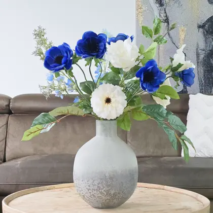 Zijden boeket met blauwe en witte kunstbloemen