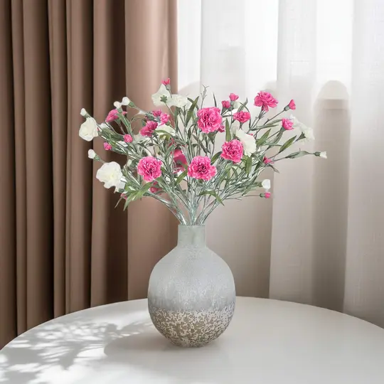 Zijden boeket met witte en roze bloemen in grijze vaas