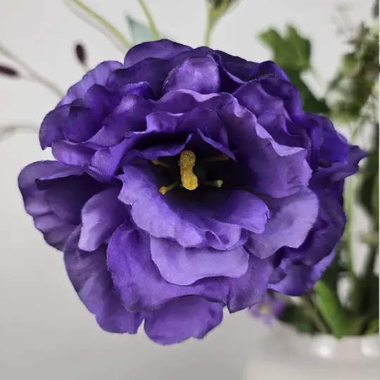 Herfstboeket met paarse kunstbloemen