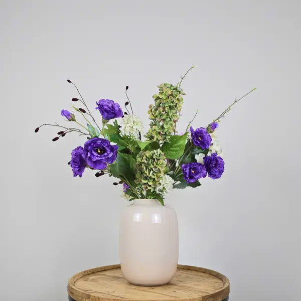 Zijden boeket met paarse eustoma bloemen en groene hortensia in witte vaas, kunstbloemen voor elegante interieurdecoratie
