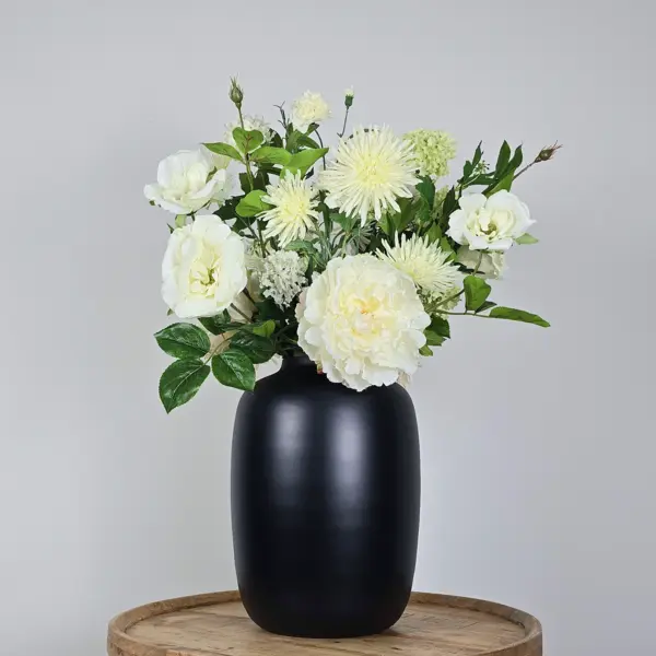 Zijden boeket met luxe witte kunstbloemen in zwarte vaas