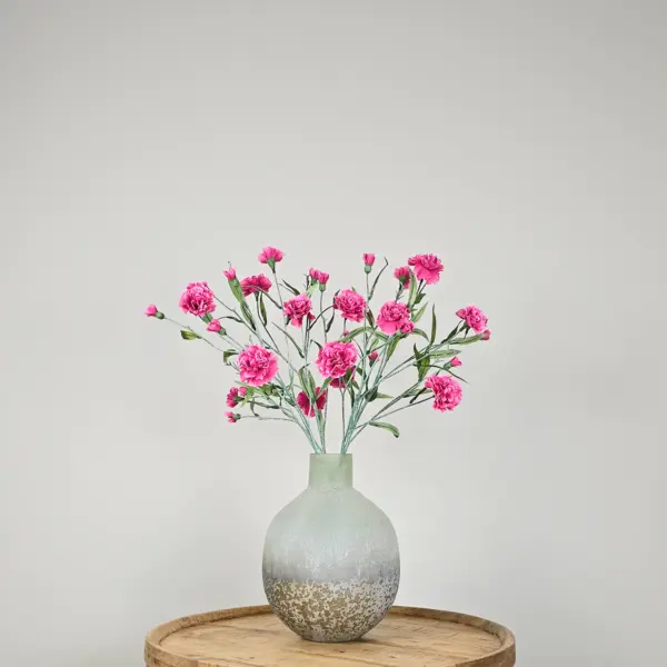 Zijden boeket met roze anjerbloemen in grijze vaas