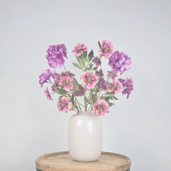 Zijden boeket met roze en paarse kunstbloemen met gouden accenten in witte vaas