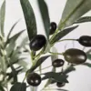 Groene zijden olijftak met natuurgetrouwe donkerbruine olijven