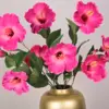 Zijden kunstboeket met roze hibiscusbloemen in gouden vaas