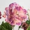 Roze zijden horentsiabloem met groene bladeren