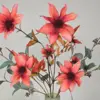 Zijden boeket met oranje-bruine dahlia’s en eucalyptusbladeren in grijze vaas op houten tafel