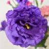 Paarse zijden eustoma bloem in zijden boeket met roze tinten