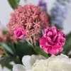 Zijden bloemen in roze en witte kleuren in zijden boeket