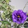 Zijden boeket met paarse eustoma bloem en groene hortensia