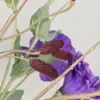 Paarse zijden bloemen met groene bladeren en roodbruine pimpernel