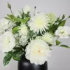Wit luxe kunstboeket met witte zijden rozen en witte spider gerbera in zwarte vaas