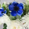 Blauwe zijden anemoon en witte pioenroos in luxe kunstboeket