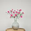 Zijden boeket met roze anjerbloemen in grijze vaas