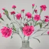 Zijden boeket met roze anjers in grijze vaas