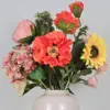 Zijden boeket met roze, oranje en gele kunstbloemen in witte vaas