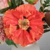 Oranjerode zijden klaproos in zijden boeket met roze en groene tinten