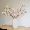 Roze bloesem zijden boeket in witte vaas