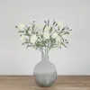 Zijden boeket met witte kunstbloemen in grijze vaas