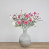 Zijden boeket met witte en roze bloemen in grijze vaas