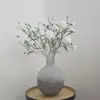 Wit kunstboeket met witte zijden bloemen in grijze vaas
