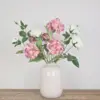 Zijden boeket met roze horentsia's en witte rozen in witte vaas