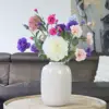 Zijden boeket met roze, paarse en blauwe bloemen