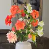 Kunstboeket met oranje, gele, roze en witte bloemen