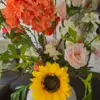 Zijden boeket met gele zonnebloem in witte vaas